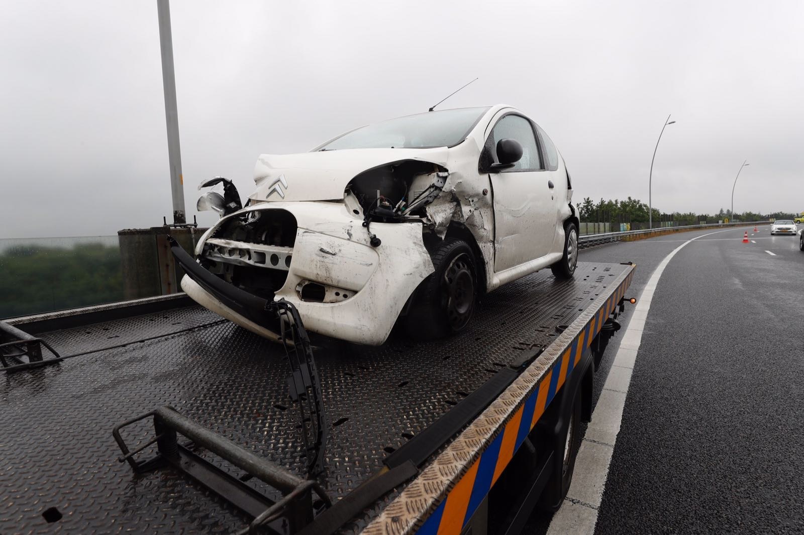 Vrouw botst op auto van Rijkswaterstaat op A2