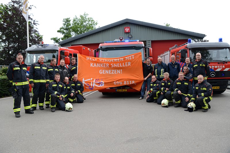 Foto van brandweer wast ramen voor goed doel | M.Druppers en R.Koene | www.112inhetnieuws.nl