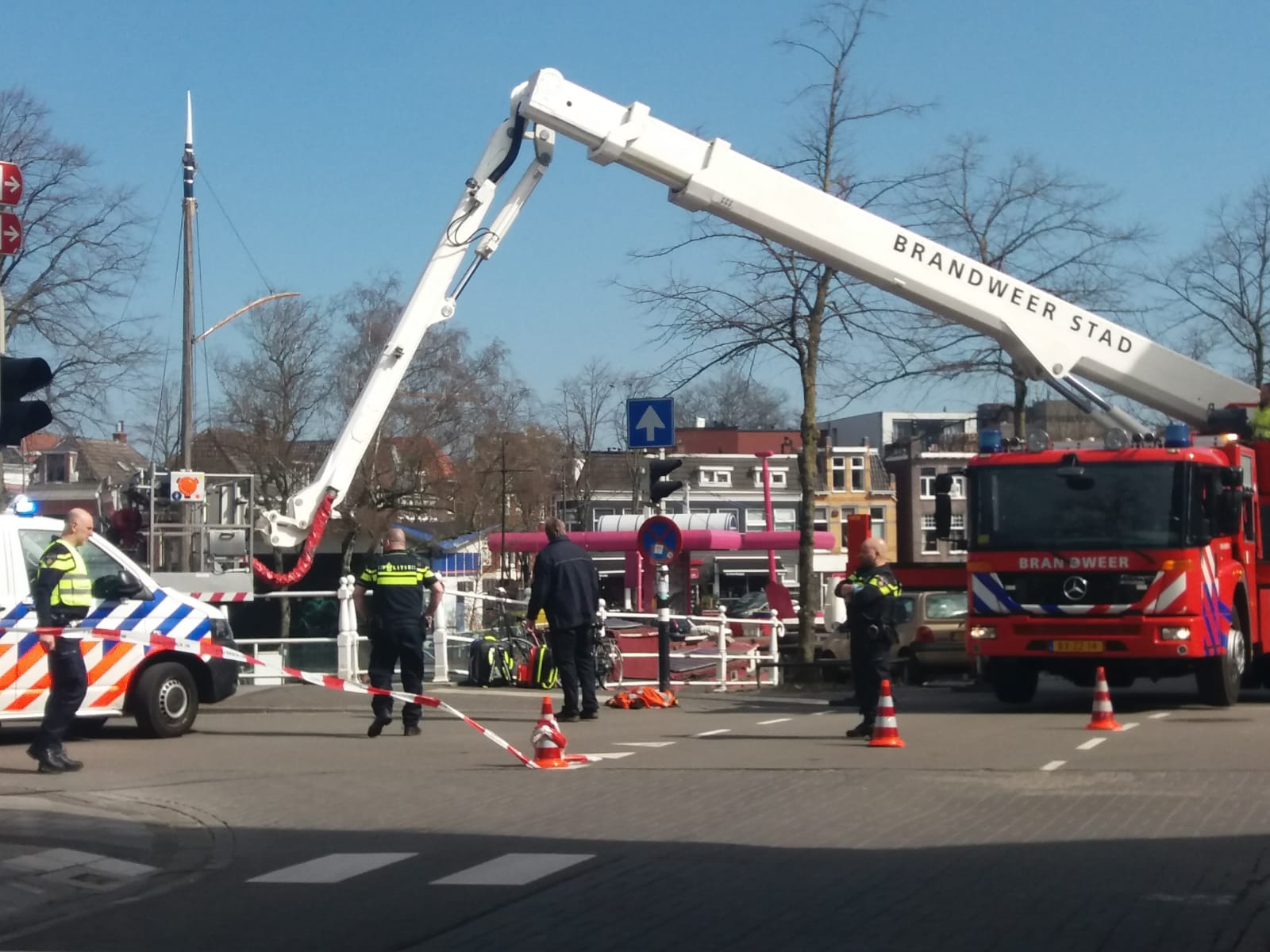 Persoon hangt aan brug