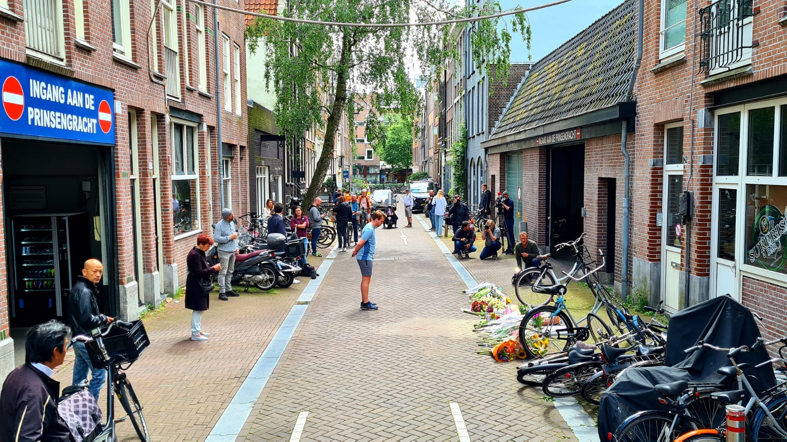 Bloemen op de plaats waar Peter is neergeschoten