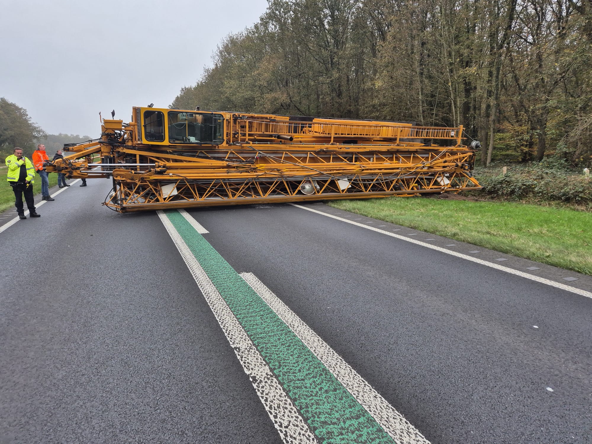 Gekantelde kraan op N34