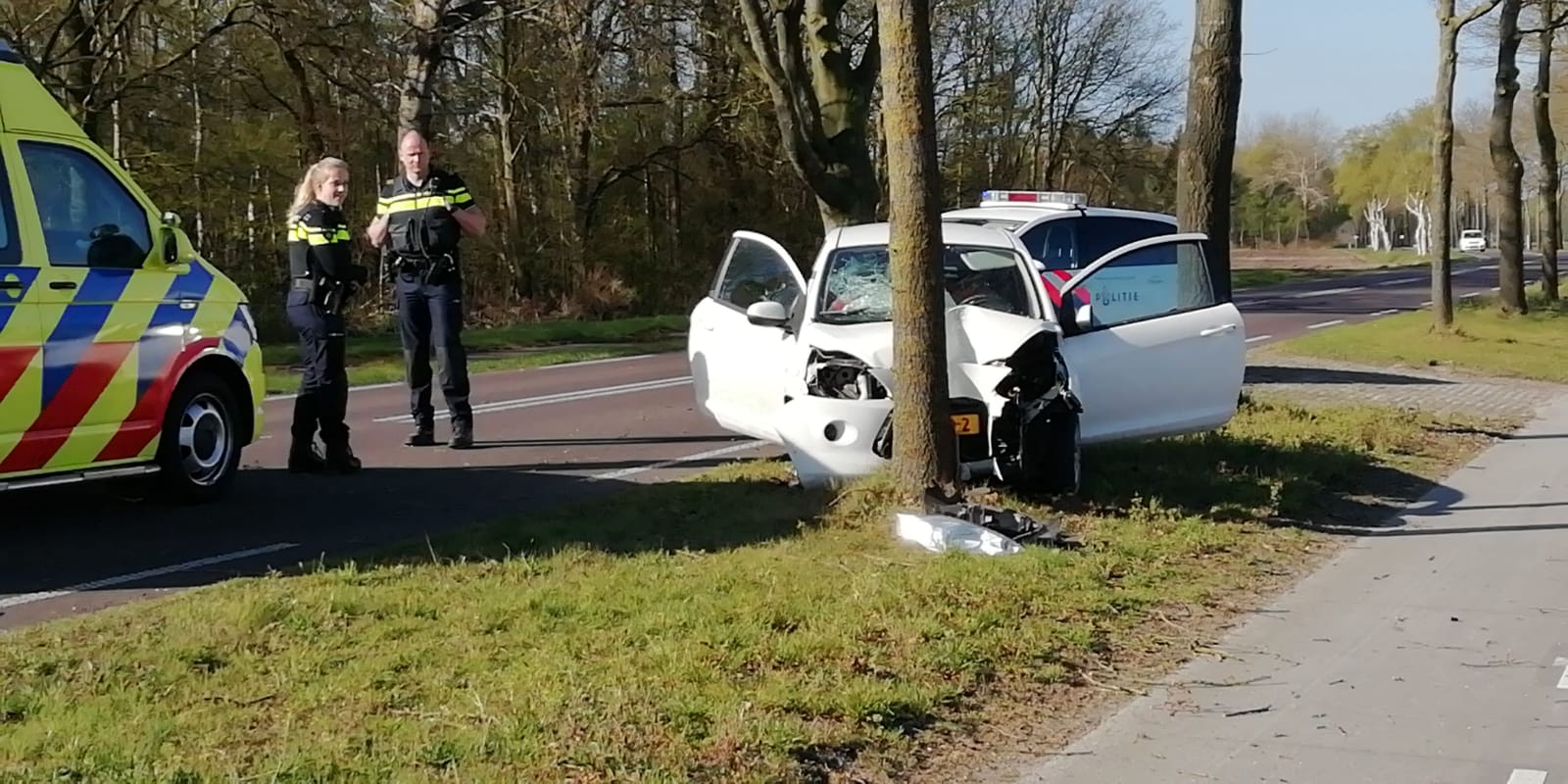 auto tegen boom in Donderen