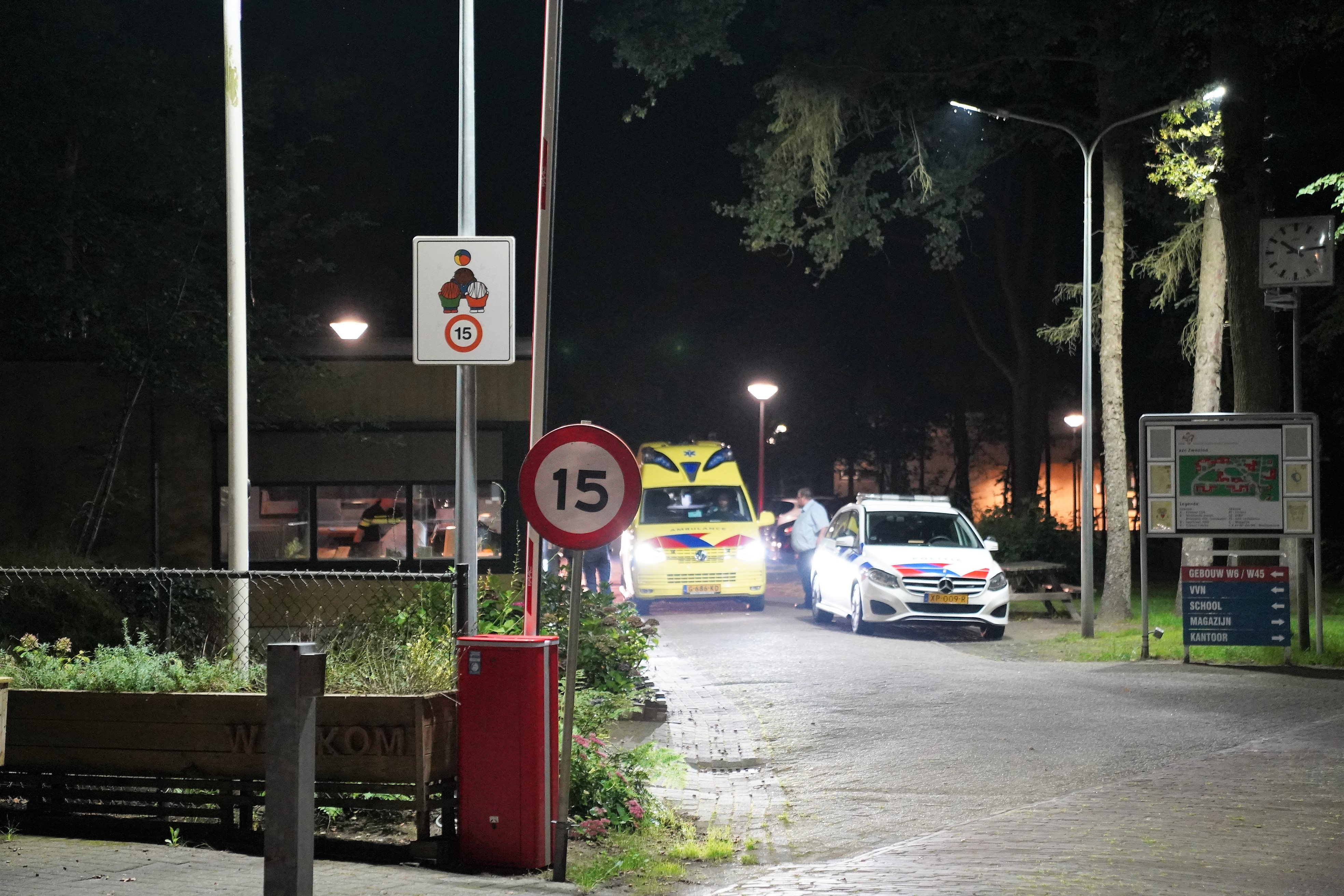 Politie en ambulance op terrein AZC