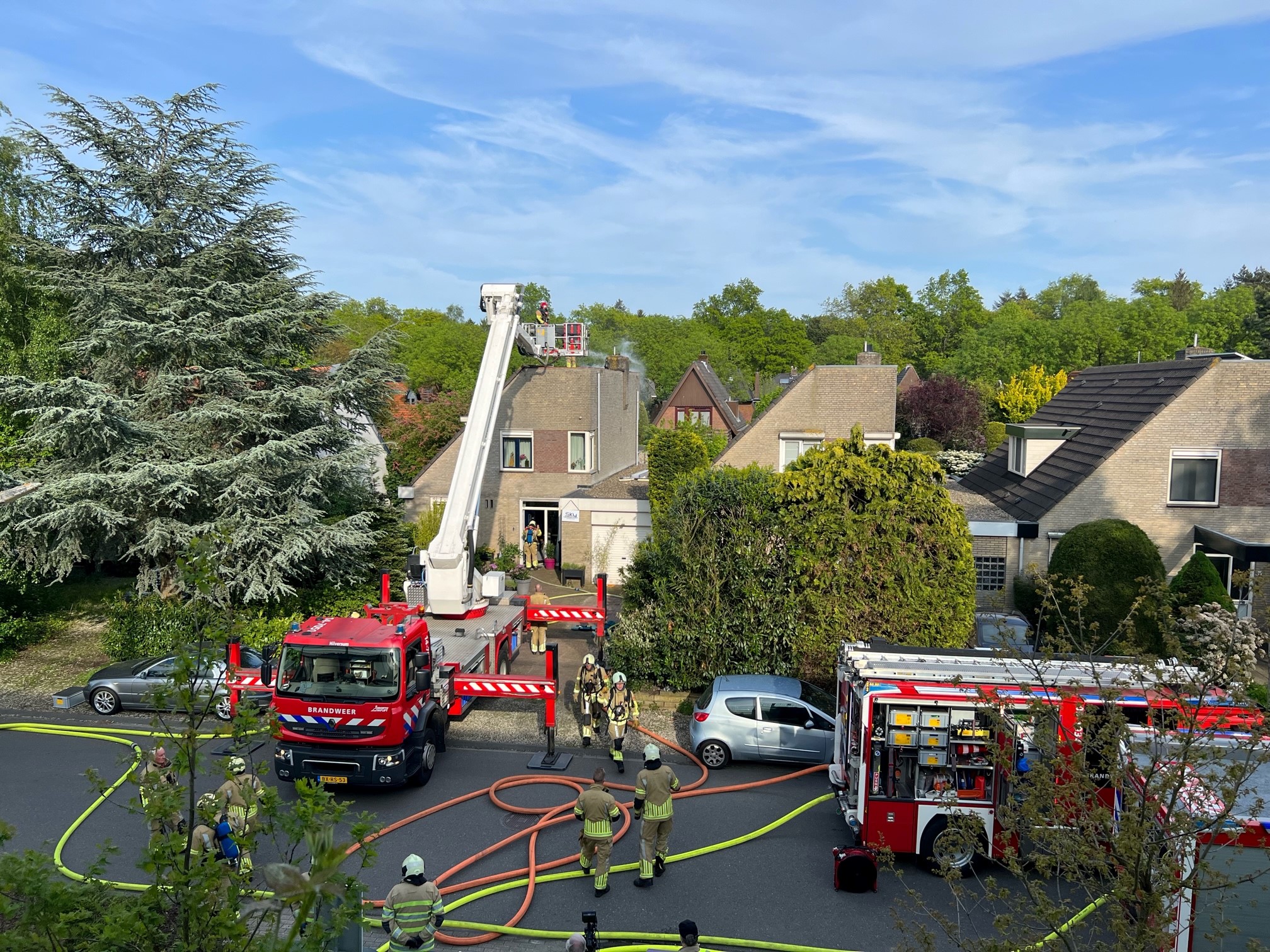 Ladderwagen ingezet voor dakbrand