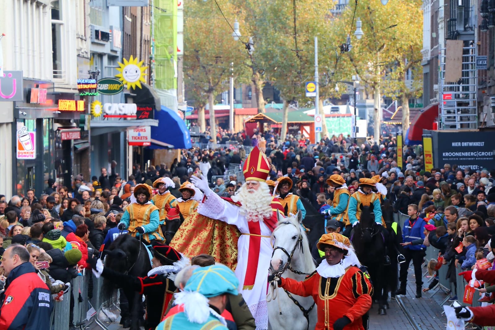 Sint krijgt warm onthaal in Amsterdam