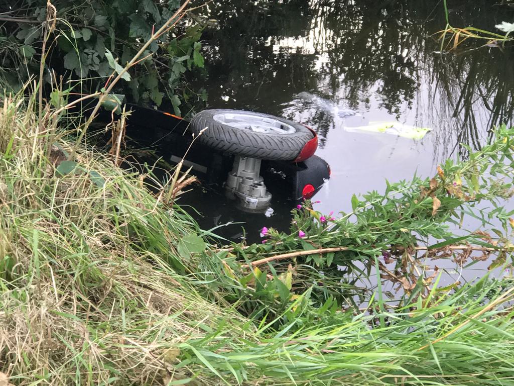 Scootmobiel in het water