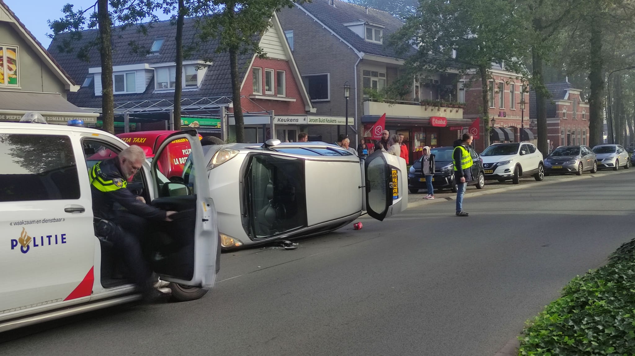 auto op zijn kant