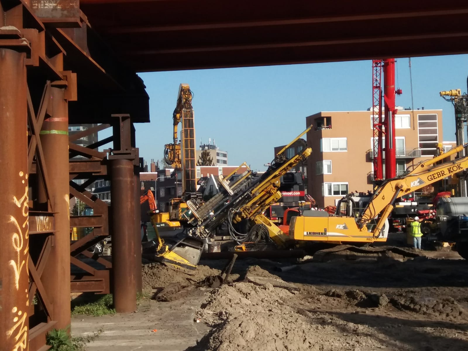 Boormachine zakt weg bij bouwwerkzaamheden in Groningen