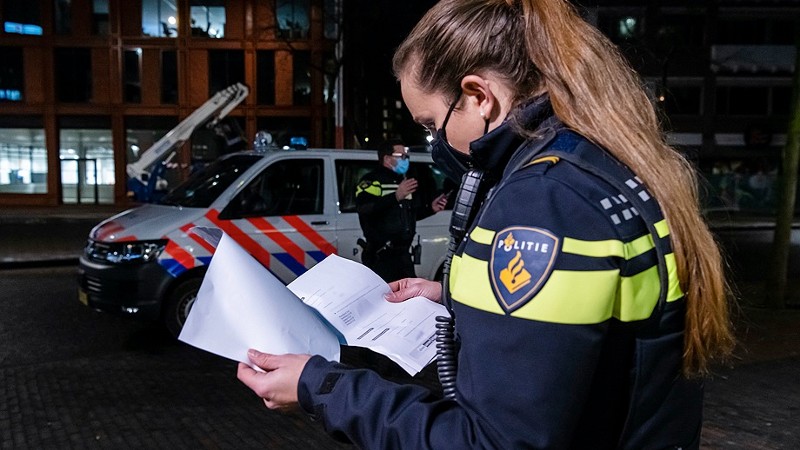 Avondklok controle door agente