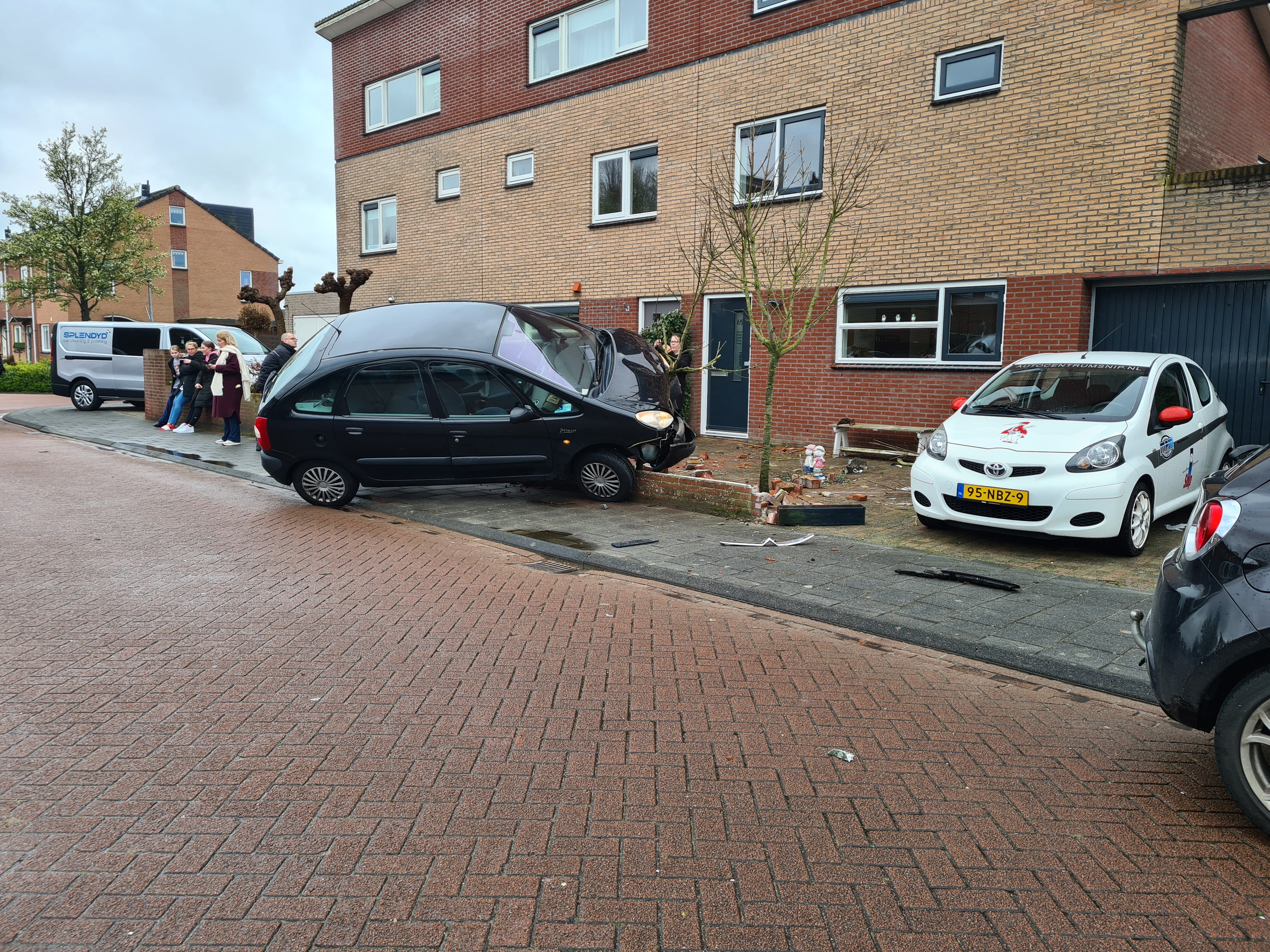 Auto tegen muurtje