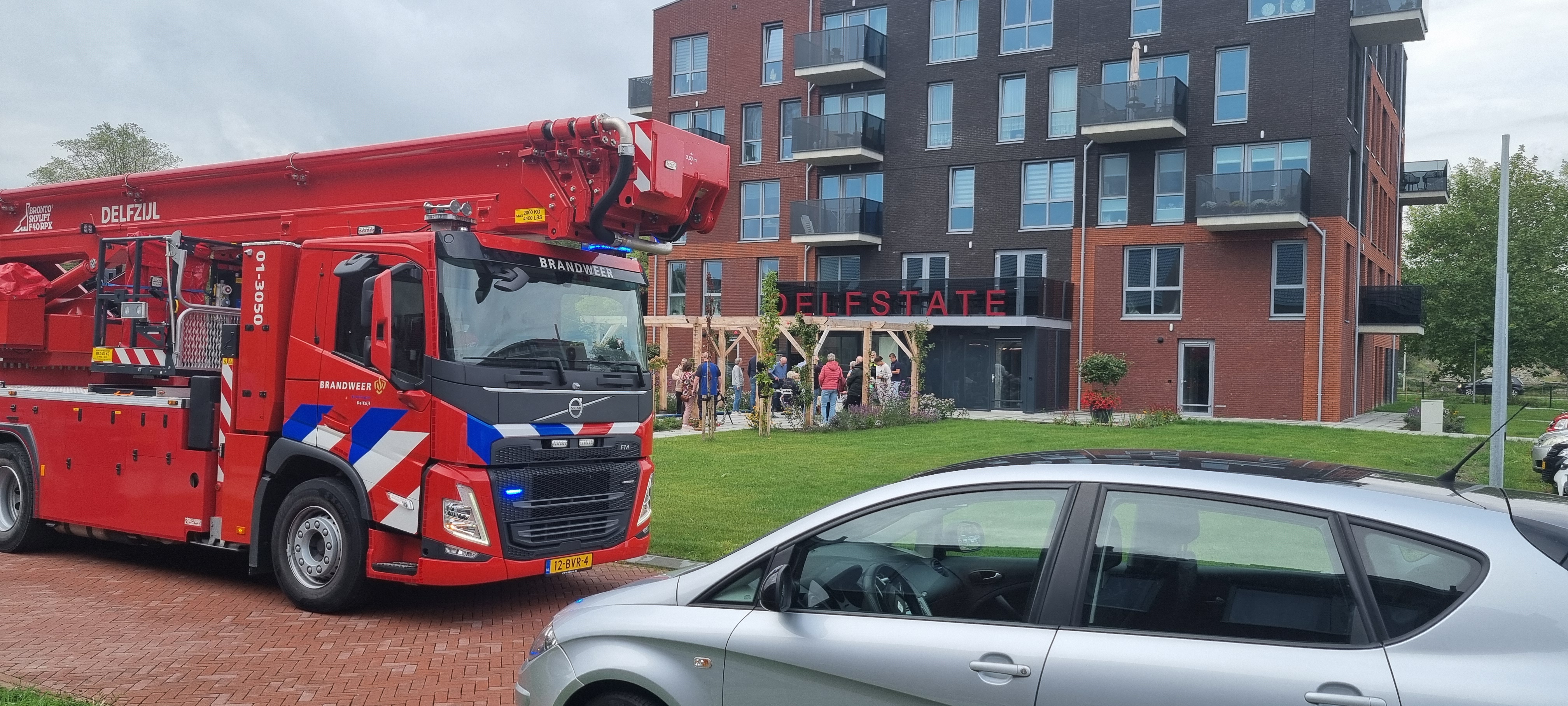 Brandweer met hoogwerker ter plaatse