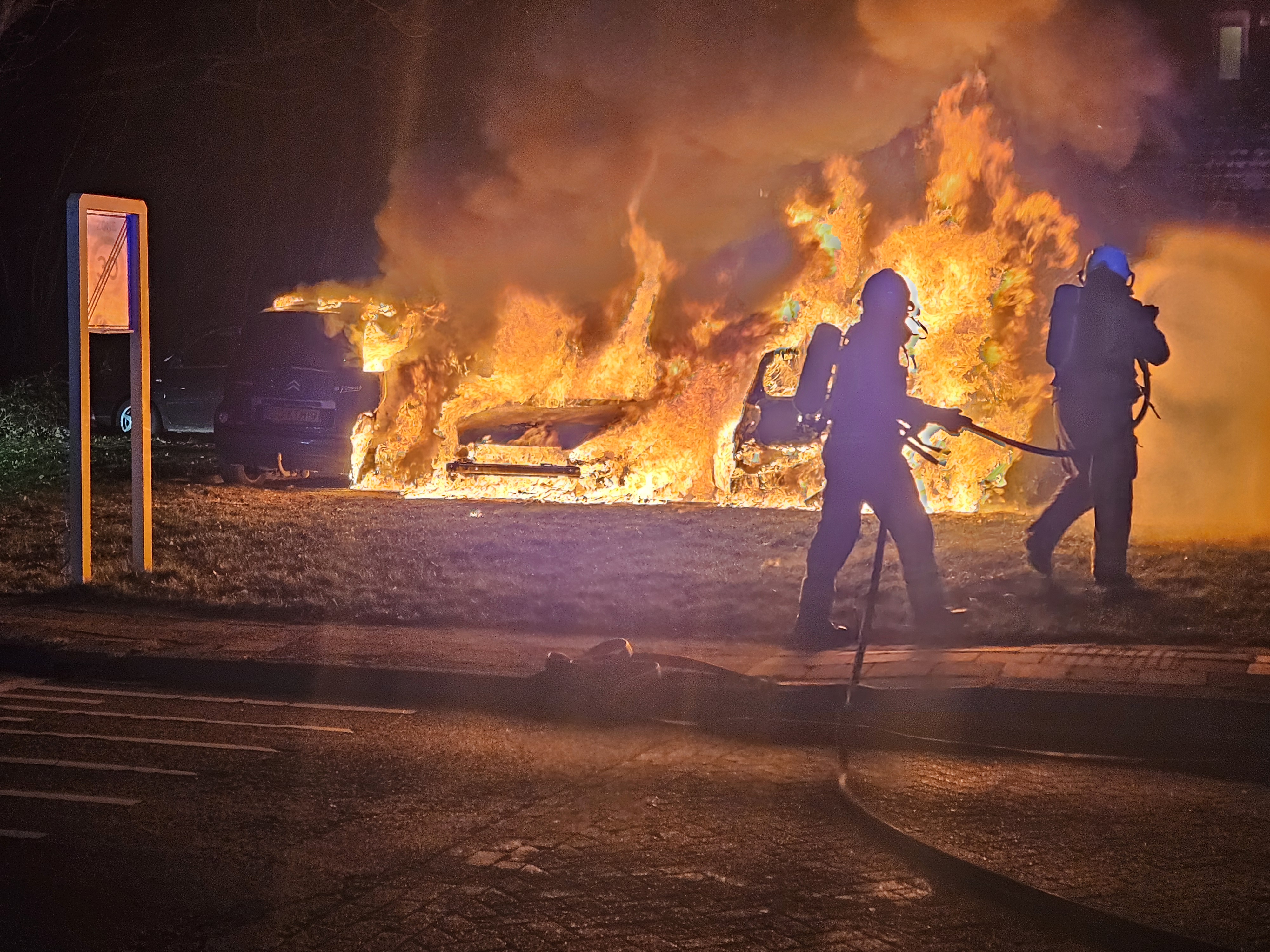 Drie auto's volledig in brand