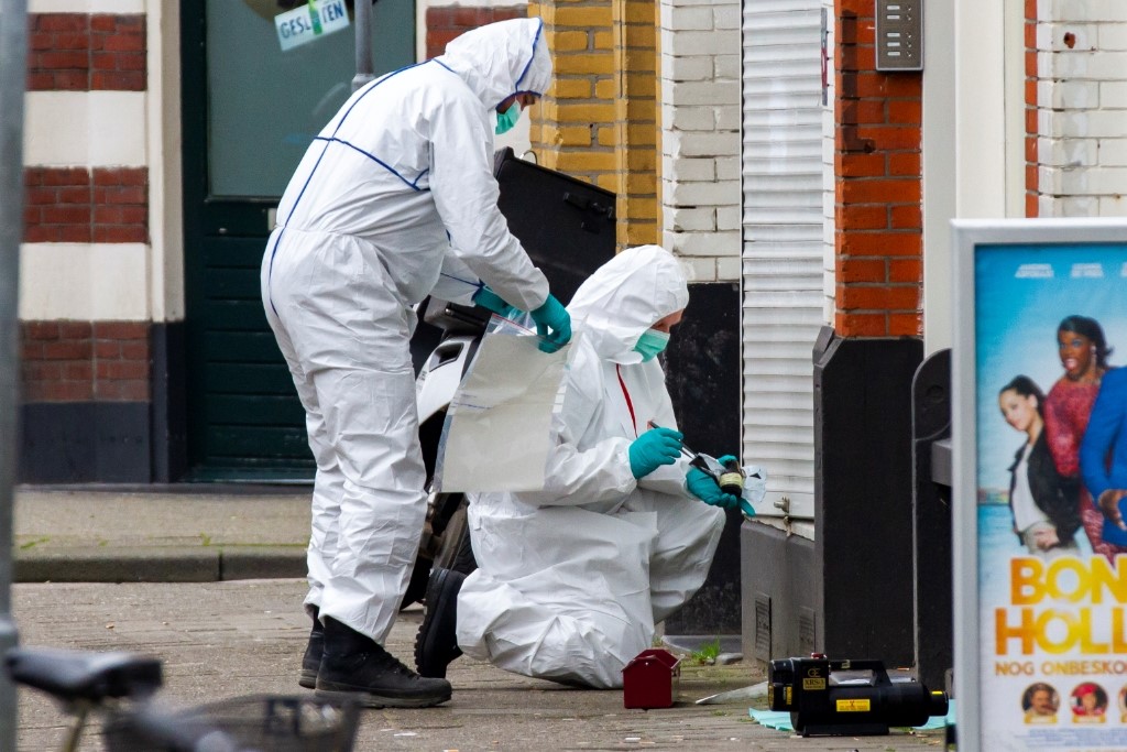 handgranaten aan deur van winkel in Rotterdam