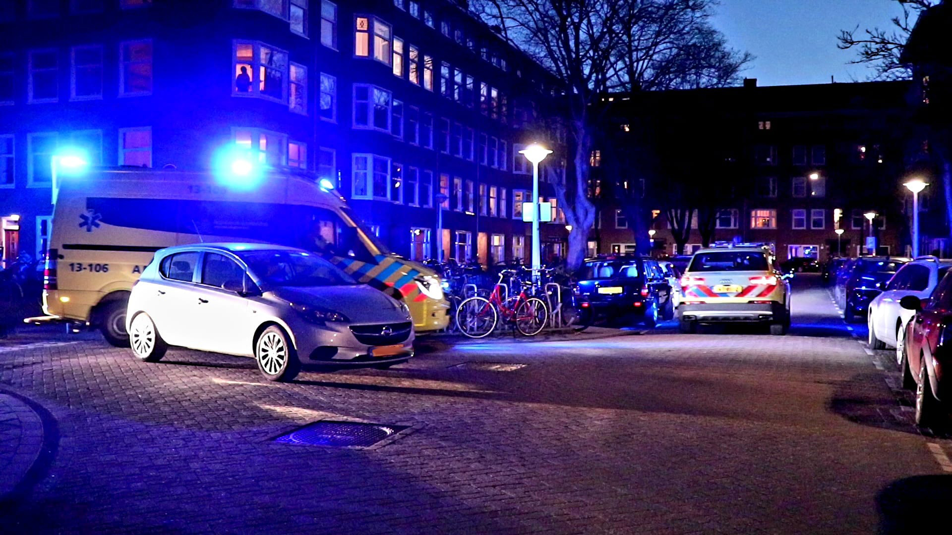 Ambulance brengt slachtoffer naar ziekenhuis