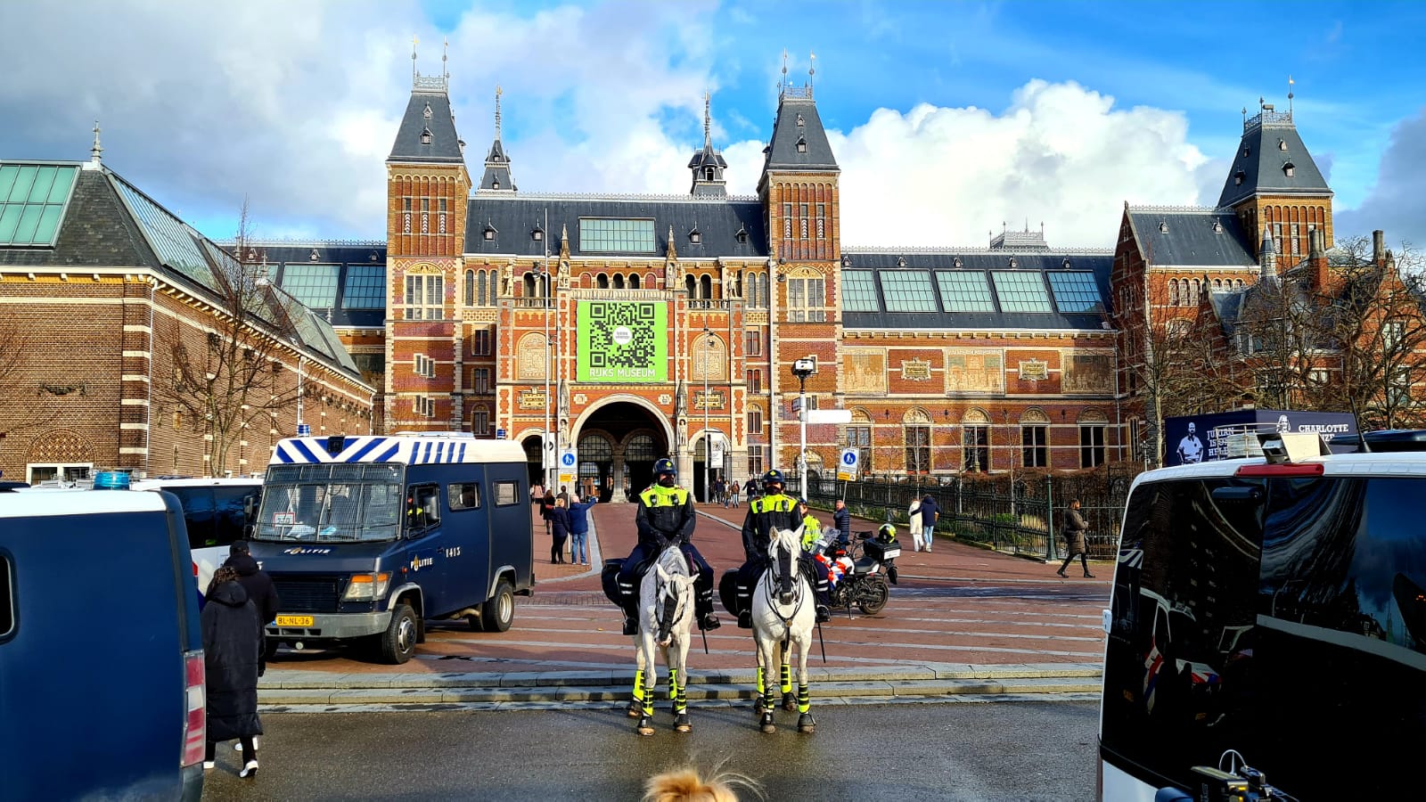 Mobiele eenheid op Museumplein 