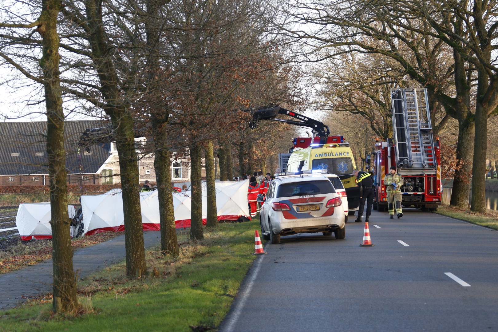 Hulpverleners ontfermen zich over slachtoffers