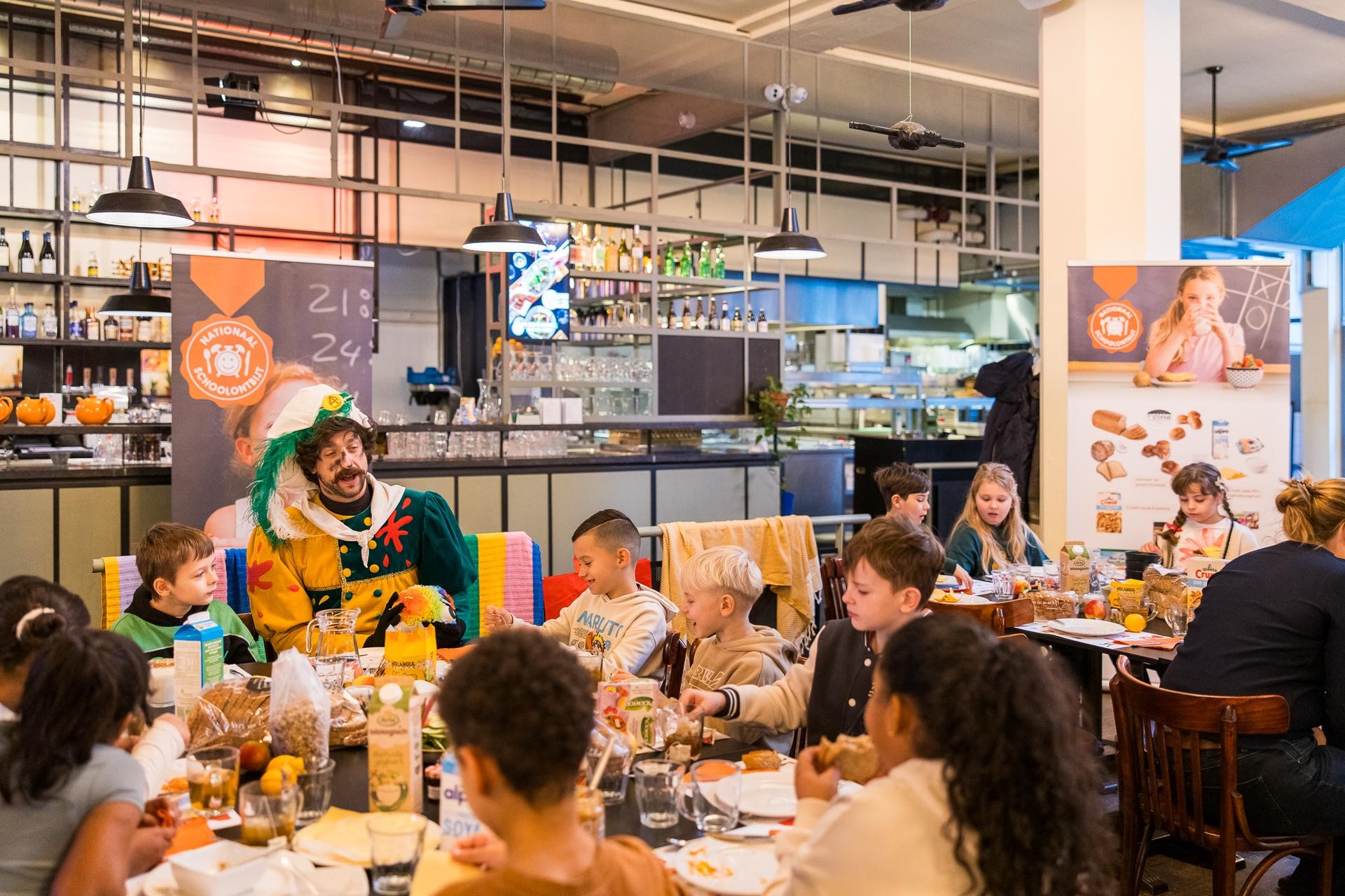 Bakpiet geeft kinderen in Dudok Den Haag het goede ontbijtvoorbeeld.