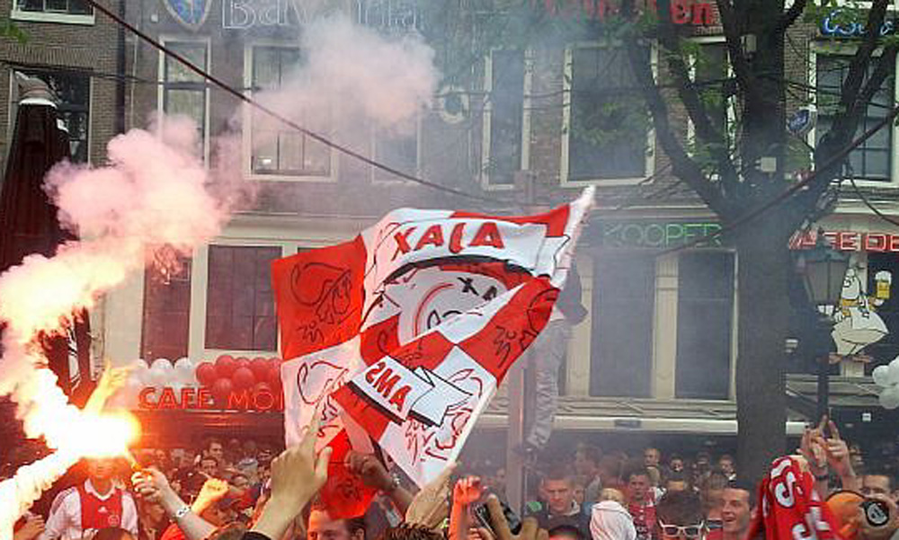 Foto van Ajax-supporters op Leidseplein | BON