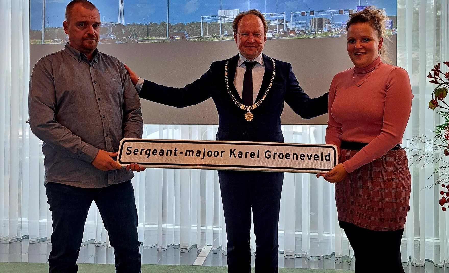 De kinderen van Karel Groeneveld, Tatum en Richard, onthulden samen met burgemeester Hein van der Loo het naambord 