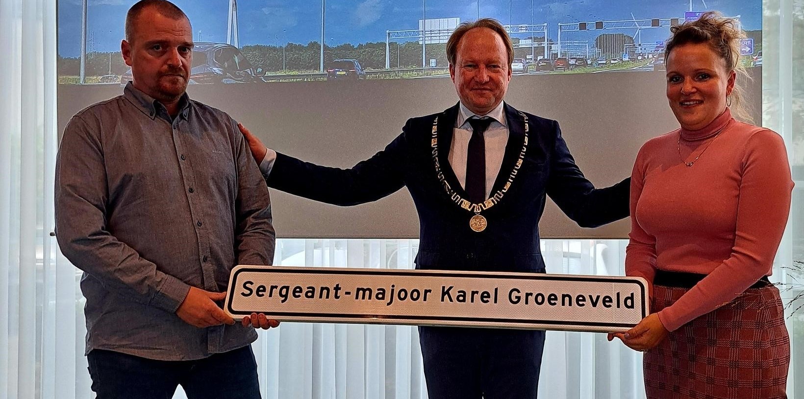 De kinderen van Karel Groeneveld, Tatum en Richard, onthulden samen met burgemeester Hein van der Loo het naambord 