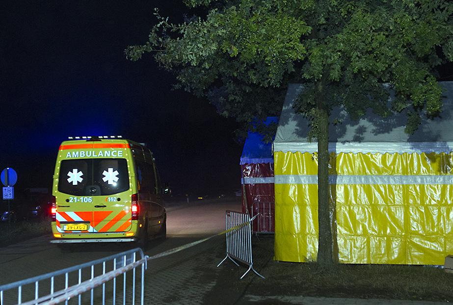 Foto van ambulance bij tent in donker | Sander van Gils | www.persburosandervangils.nl