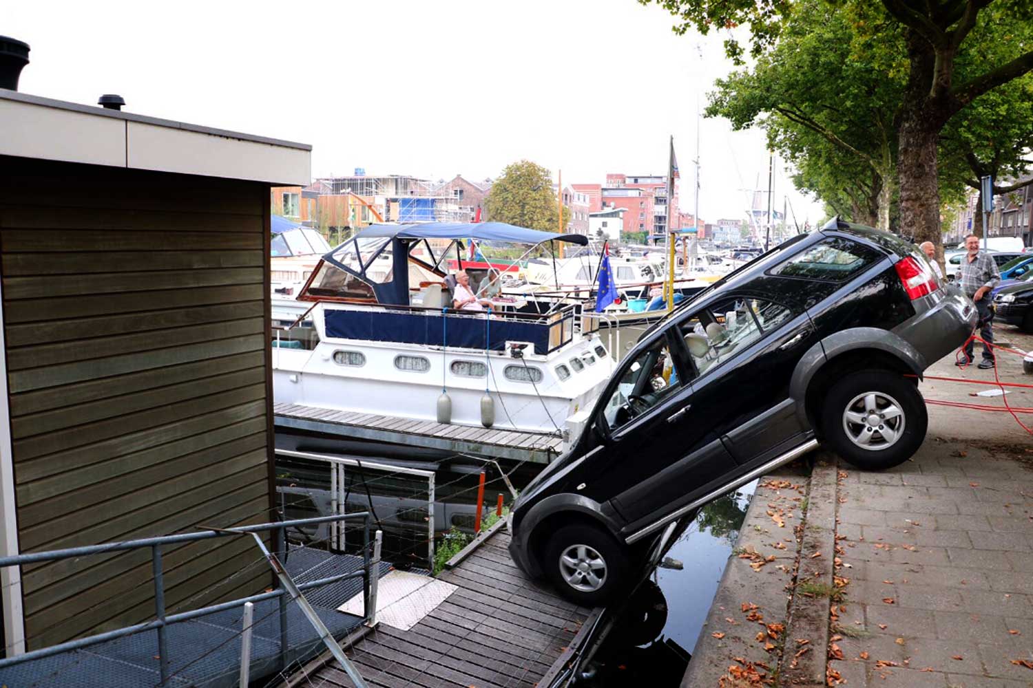 Auto rijdt vanzelf van kade af in Schiedam