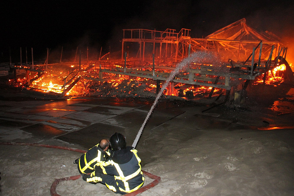 Foto van brand in strandtent | Archief Flashphoto.nl | www.flashphoto.nl