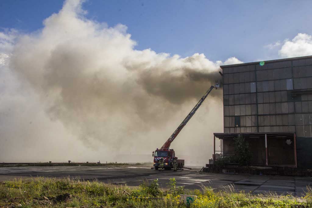 Grote brand in scheepsloods Rotterdam