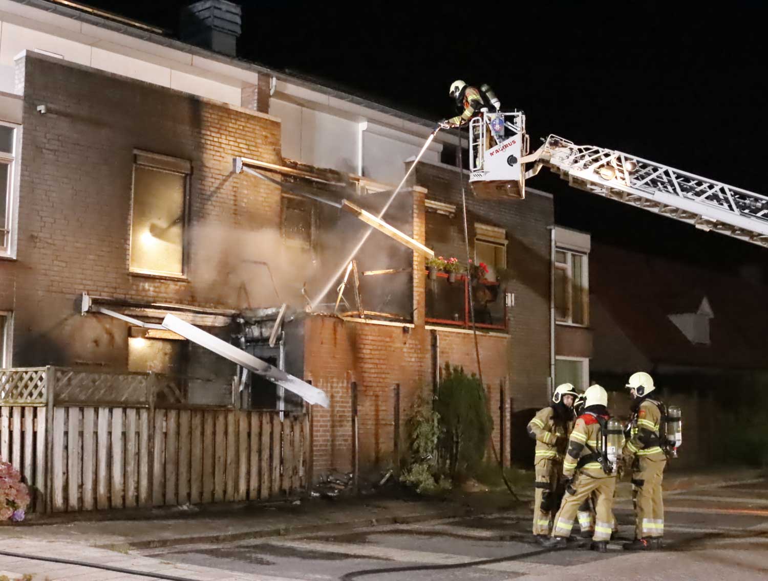 brandweer-blussen-hoogwerker