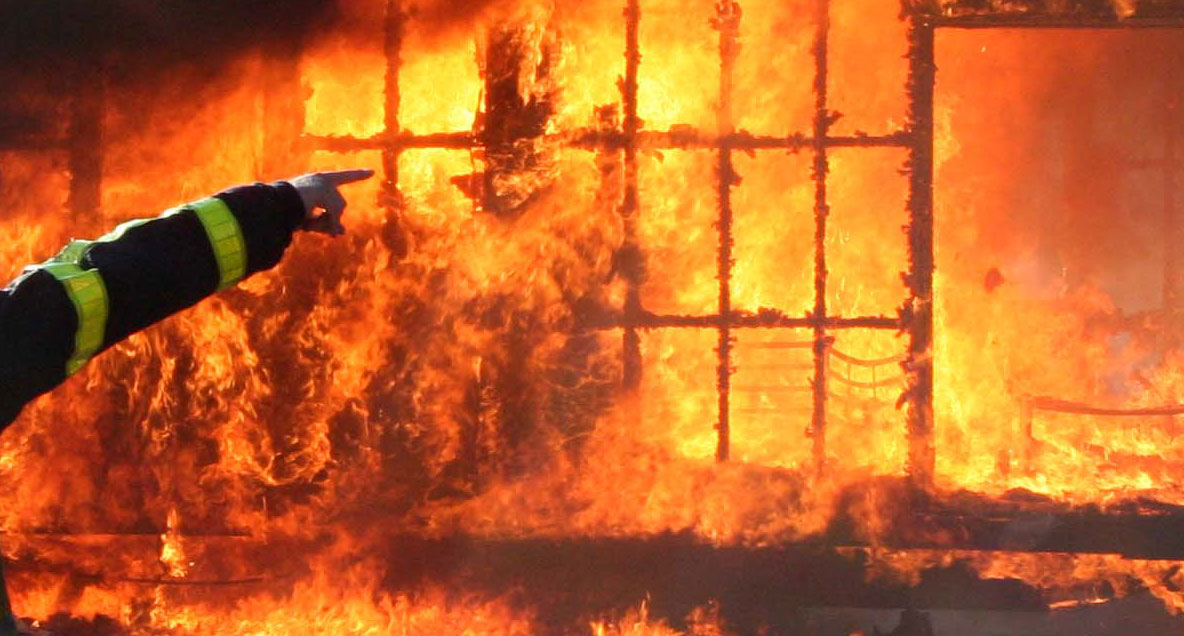 Grote brand op camping in Venetië legt 40 stacaravans in as