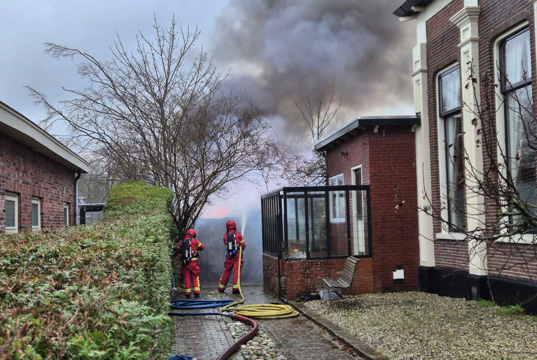 brandweermannen-blussen-schuurbrand