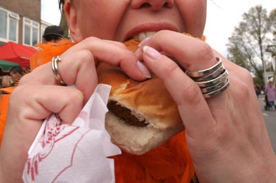 Foto van vrouw met broodje kroket | Archief EHF