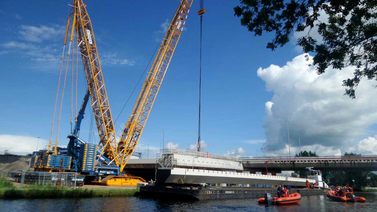 Brugdelen nieuwe brug over de Gaasp ingehesen