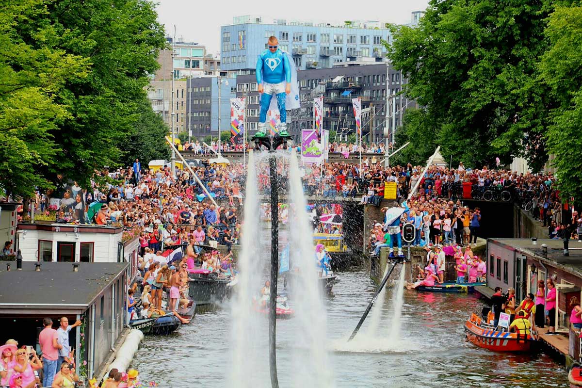 Drukbezochte Canal Parade is gezellig en gemoedelijk