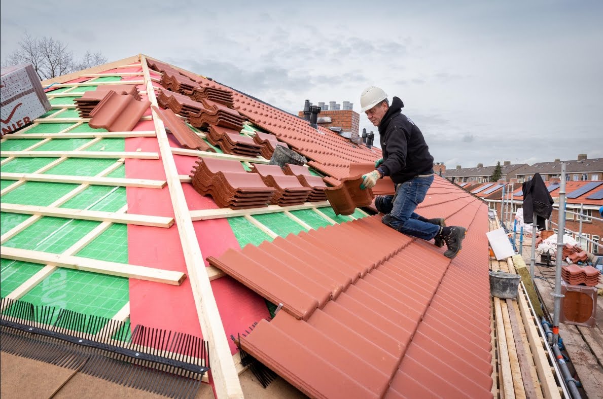 Bouwvakker legt nieuwe dakpannen