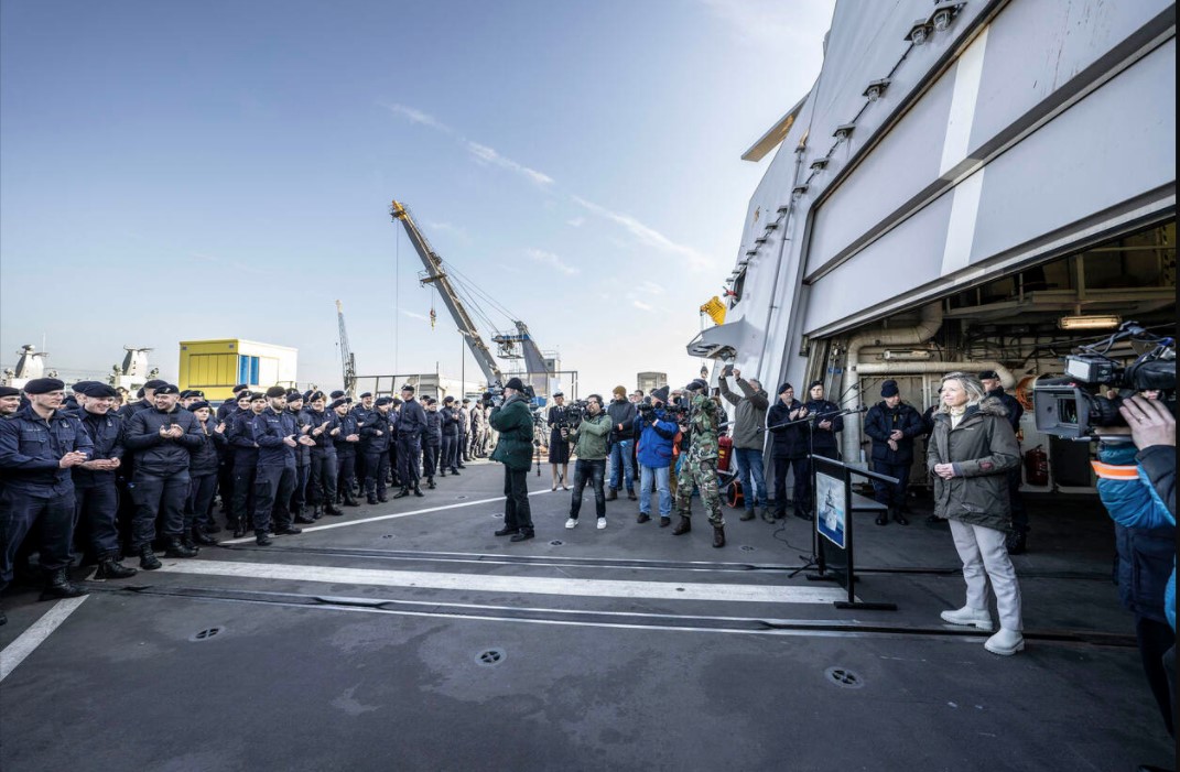 Marineschip Zr.Ms. De Zeven Provinciën naar Noorwegen voor NAVO-vlootverband