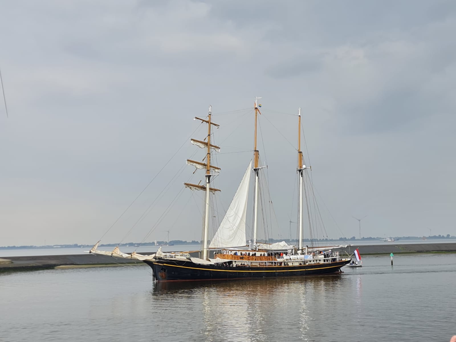 Schepen lopen haven van Delfzijl binnen