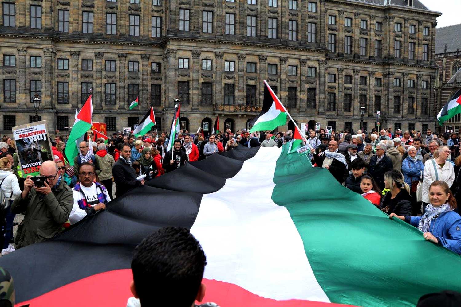 Demonstranten Amsterdam betuigen solidariteit met Palestijnse zaak