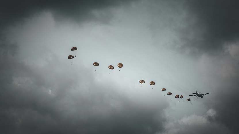 Airborne herdenking met paradroppings in Ede trekt veel bezoekers