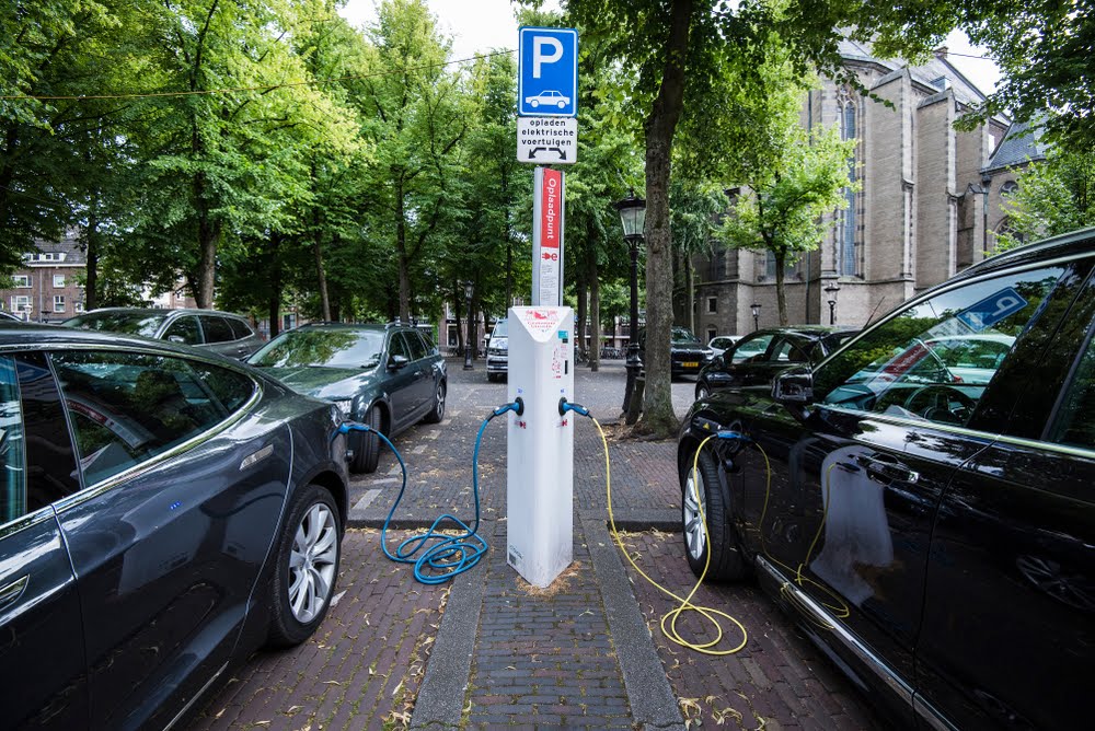 Elektrische auto's die aan het opladen zijn 