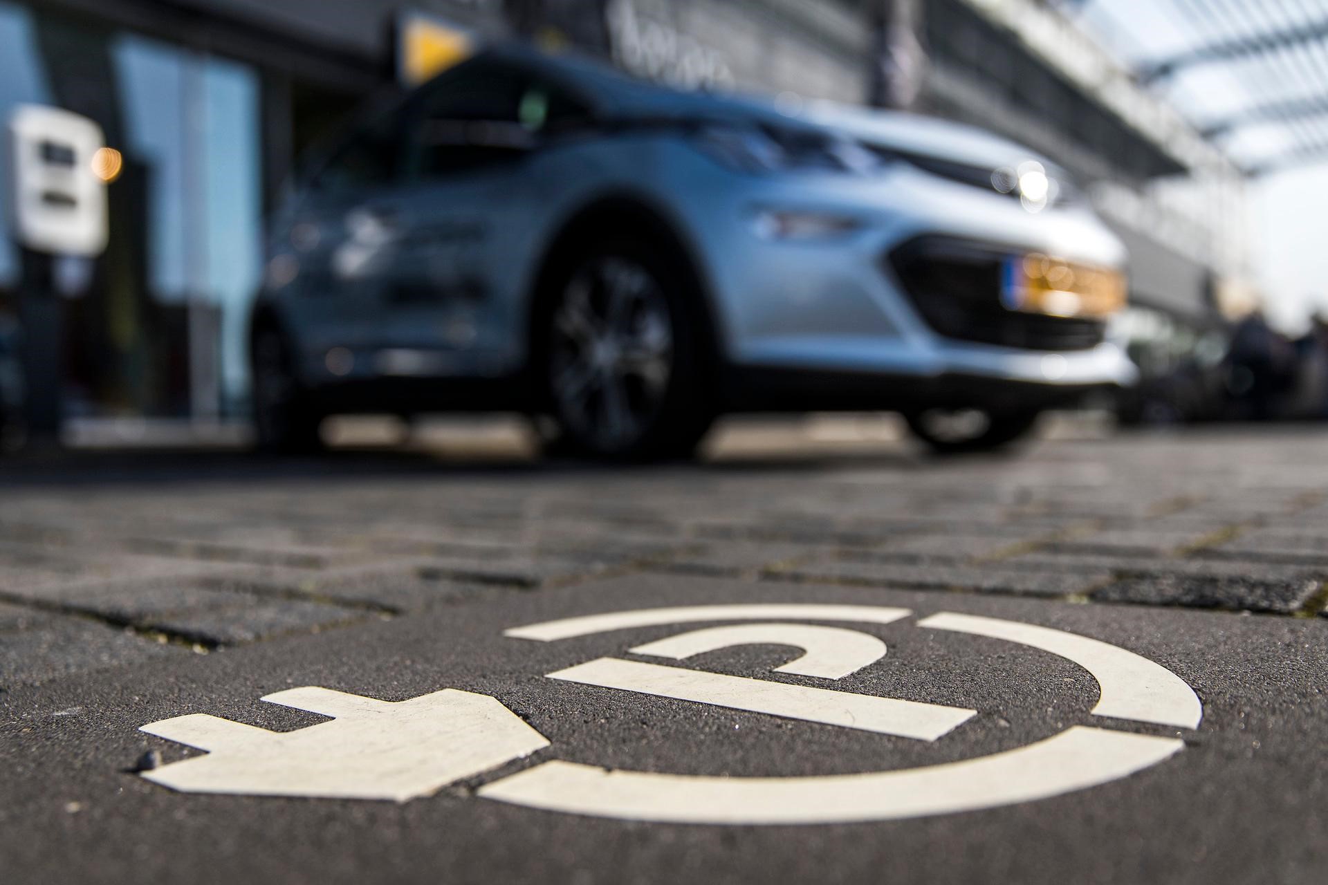 Rijksoverheid versnelt transitie naar elektrisch rijden