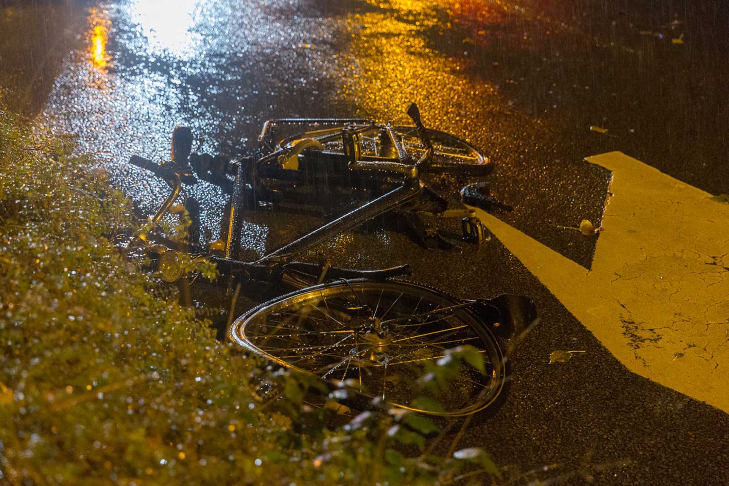 fiets-aangereden-regen-donker