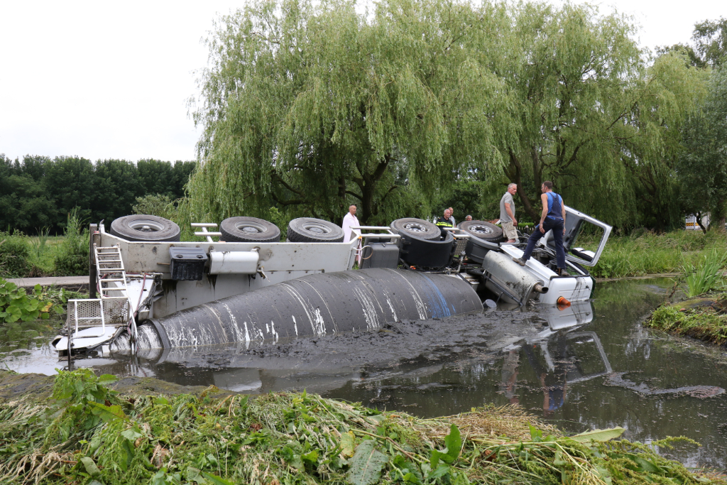 Betonmixer in de sloot