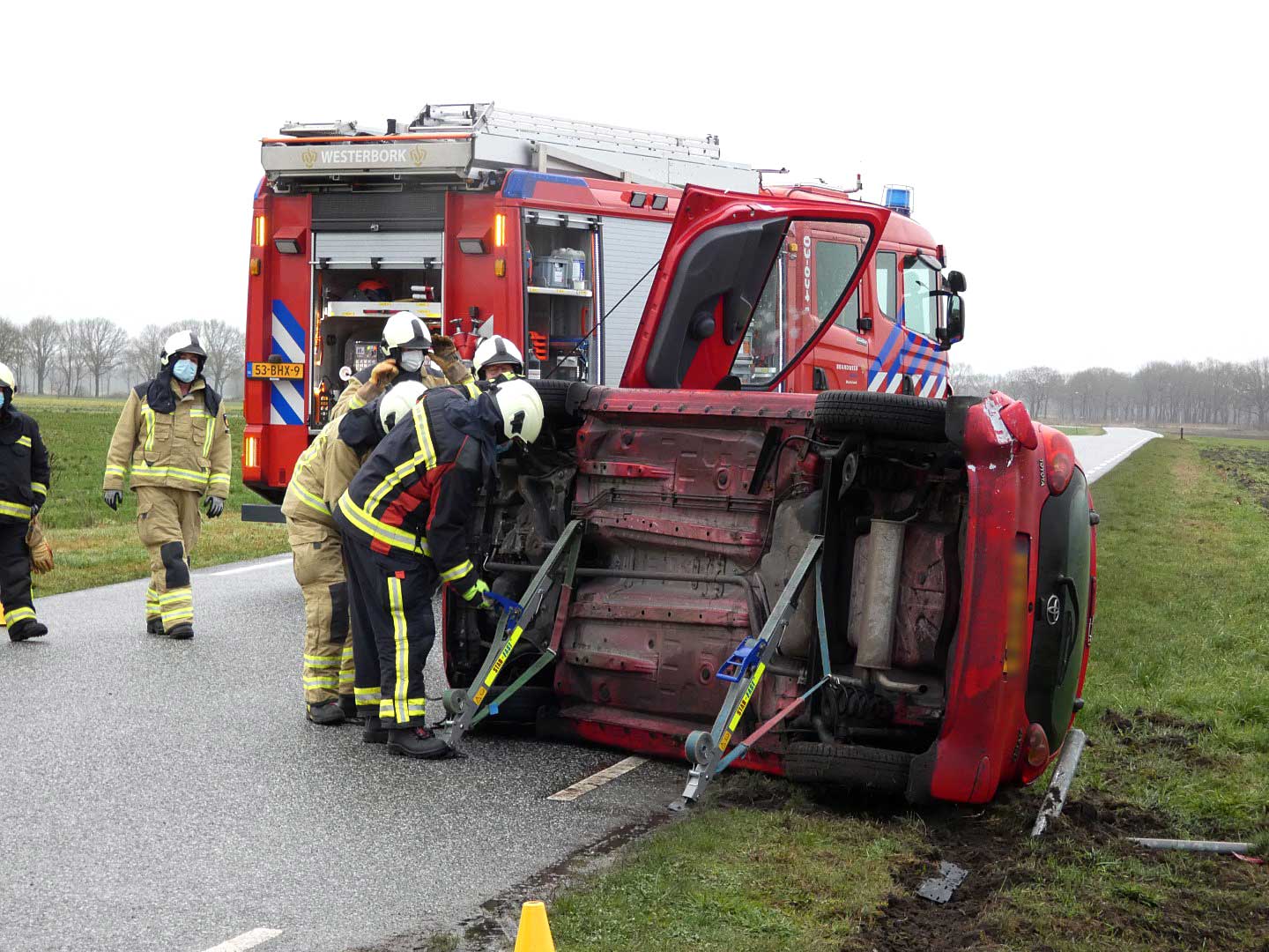 auto-gekanteld-auto-brandweer