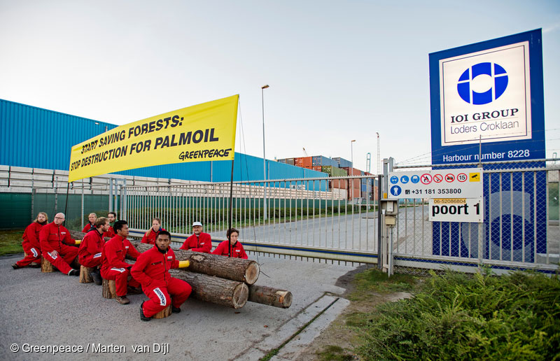 Greenpeace blokkeert palmolie raffinaderij op Maasvlakte