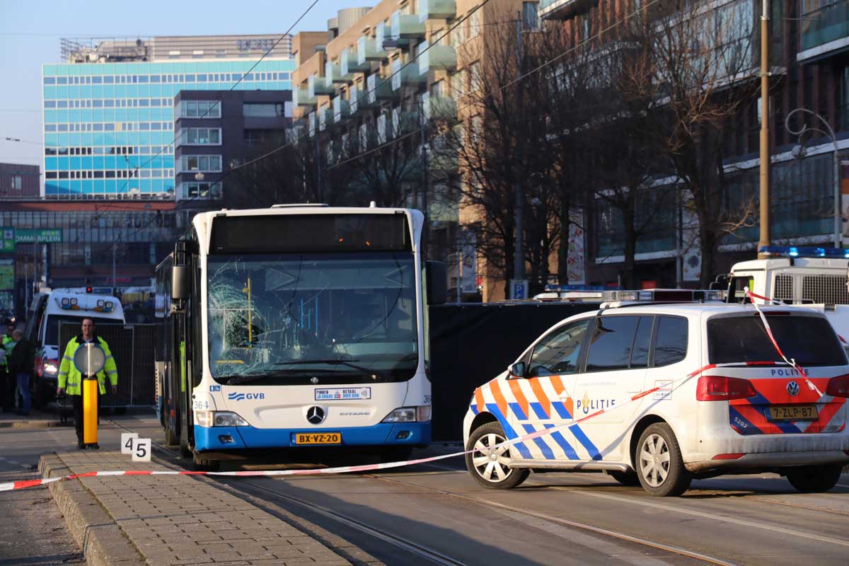 Onbekende voetganger overleden na aanrijding GVB-bus