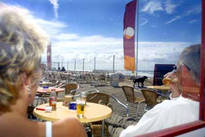 Foto van strand zon zee horeca bier | Archief EHF