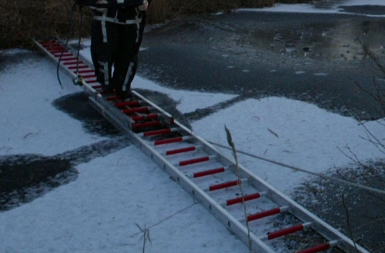 Wandelaars zien door politie gezochte schaatser door het ijs zakken