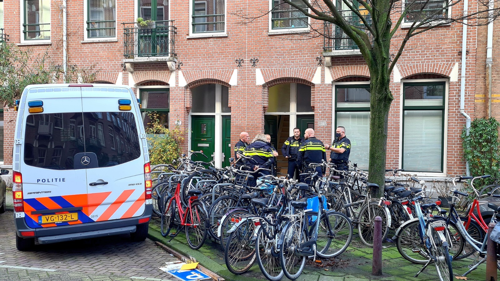 Politie doet onderzoek in woning