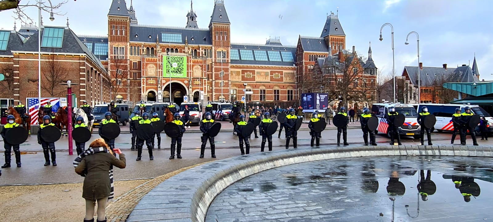 Mobiele eenheid op Museumplein 